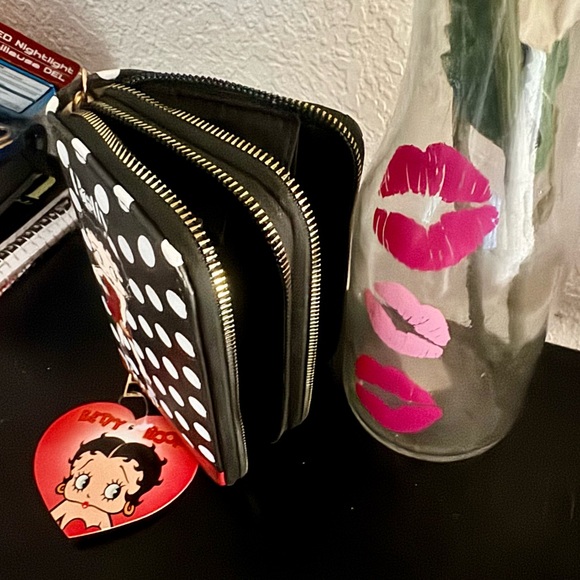 “Betty Boop “ NEW: Large Wallet - Picture 11 of 13